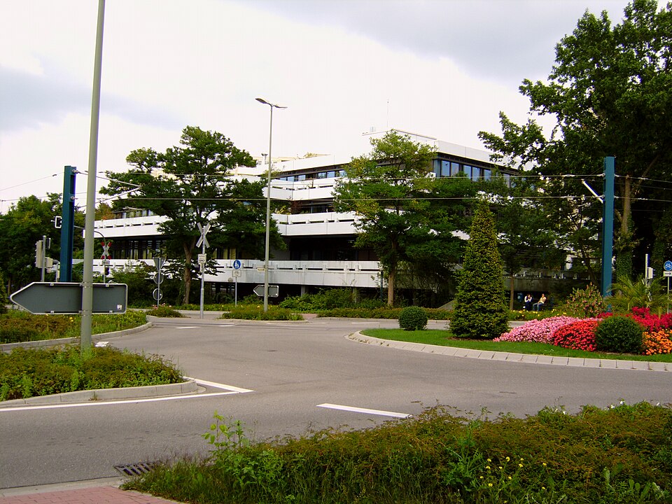 Umzug von Wörth am Rhein nach Zypern per Container: Wörth Rathaus in Wörth am Rhein