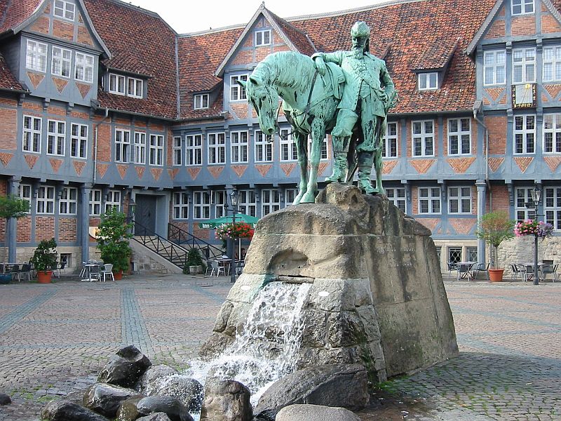 Umzug von Wolfenbüttel nach Zypern per Container: August II-Marktplatz Wolfenbuettel in Wolfenbüttel – Foto: Burkhardm at German Wikipedia, Public domain, via Wikimedia Commons Umzug von Wolfenbüttel nach Zypern per Container: August II-Marktplatz Wolfenbuettel in Wolfenbüttel