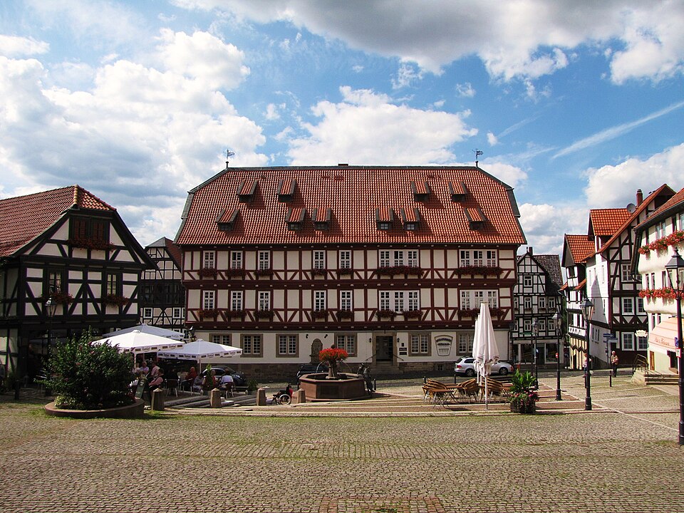 Umzug von Wolfhagen nach Zypern per Container: Wolfhagen Marktplatz ds – Foto: Dirk Schmidt (Celsius auf Wikivoyage), CC BY-SA 3.0, via Wikimedia Commons Umzug von Wolfhagen nach Zypern per Container: Wolfhagen Marktplatz ds