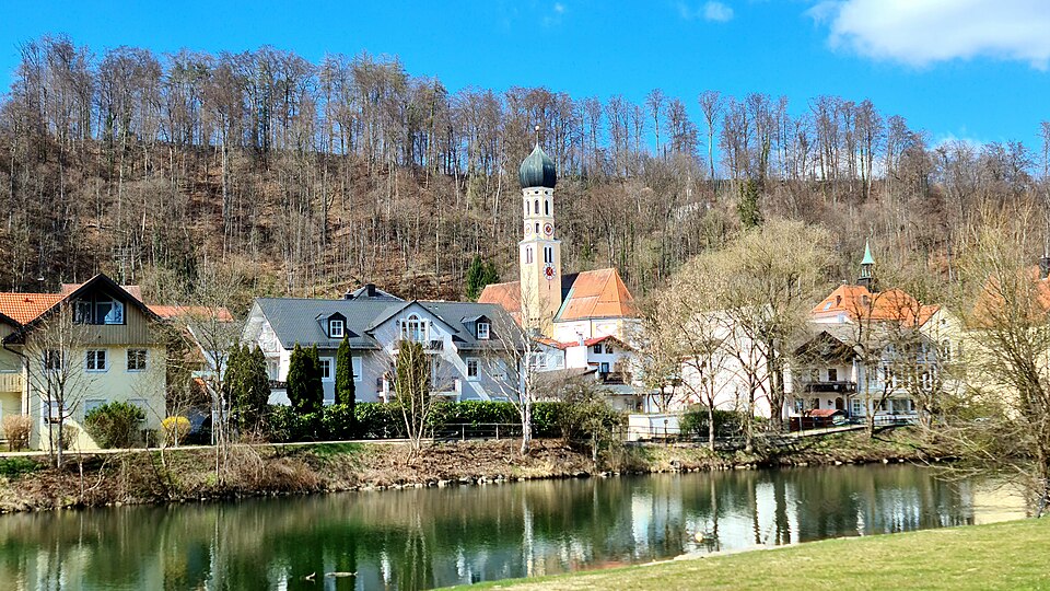 Umzug von Wolfratshausen nach Zypern per Palette: Altstadt Wolfratshausen vom Loisach-Ostuferpark – Foto: Ricardalovesmonuments, CC BY-SA 4.0, via Wikimedia Commons Umzug von Wolfratshausen nach Zypern per Palette: Altstadt Wolfratshausen vom Loisach-Ostuferpark