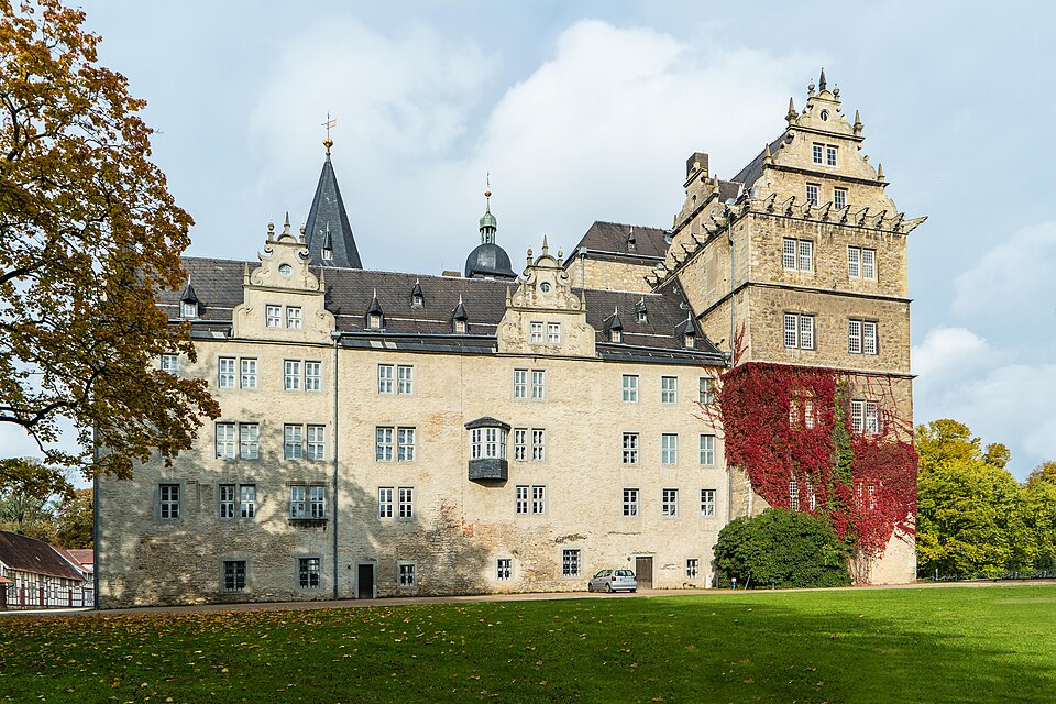 Umzug von Wolfsburg nach Zypern per Container: Wolfsburg Schloss Suedfluegel – Foto: Radler59, CC BY-SA 4.0, via Wikimedia Commons Umzug von Wolfsburg nach Zypern per Container: Wolfsburg Schloss Suedfluegel