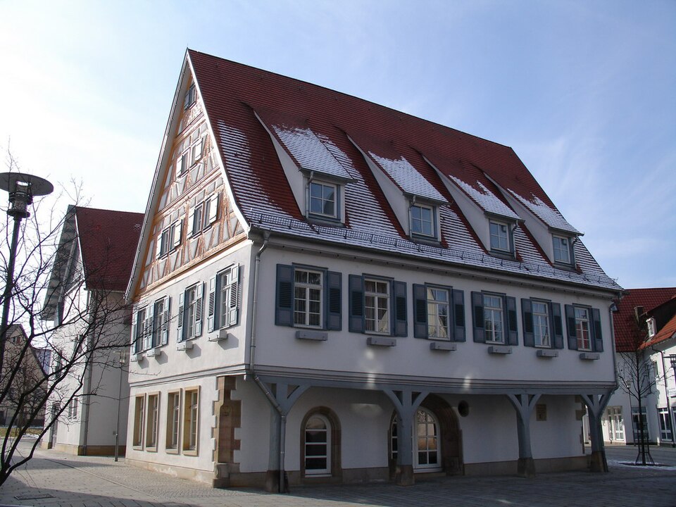 Umzug von Wolfschlugen nach Zypern per Container: Rathaus wolfschlugen – Foto: Daniel Fritz at de.wikipedia, CC BY-SA 2.0 de, via Wikimedia Commons Umzug von Wolfschlugen nach Zypern per Container: Rathaus wolfschlugen