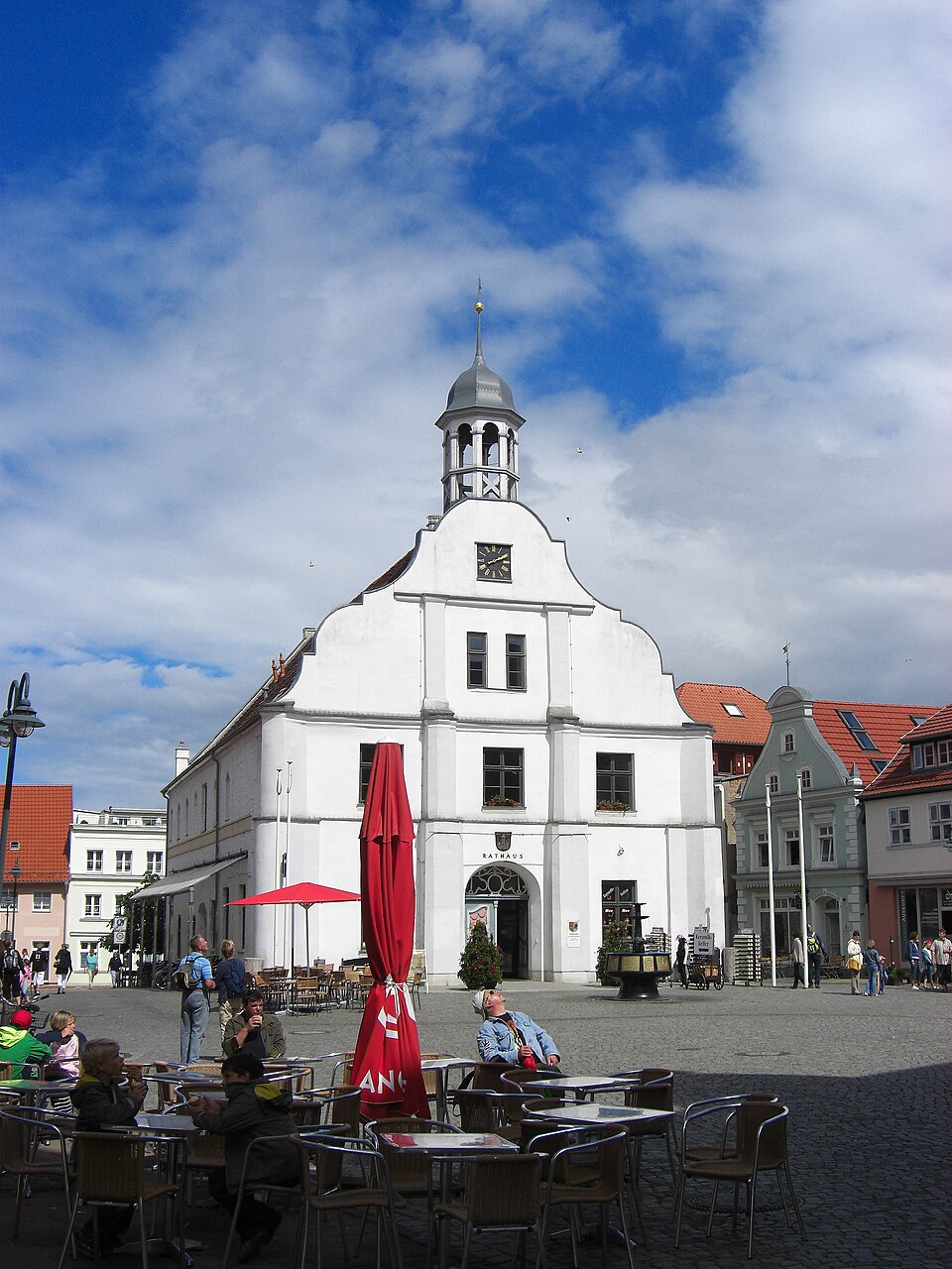Umzug von Wolgast nach Zypern per Container: Wolgast historical town hall – Foto: Dinkum, CC0, via Wikimedia Commons Umzug von Wolgast nach Zypern per Container: Wolgast historical town hall