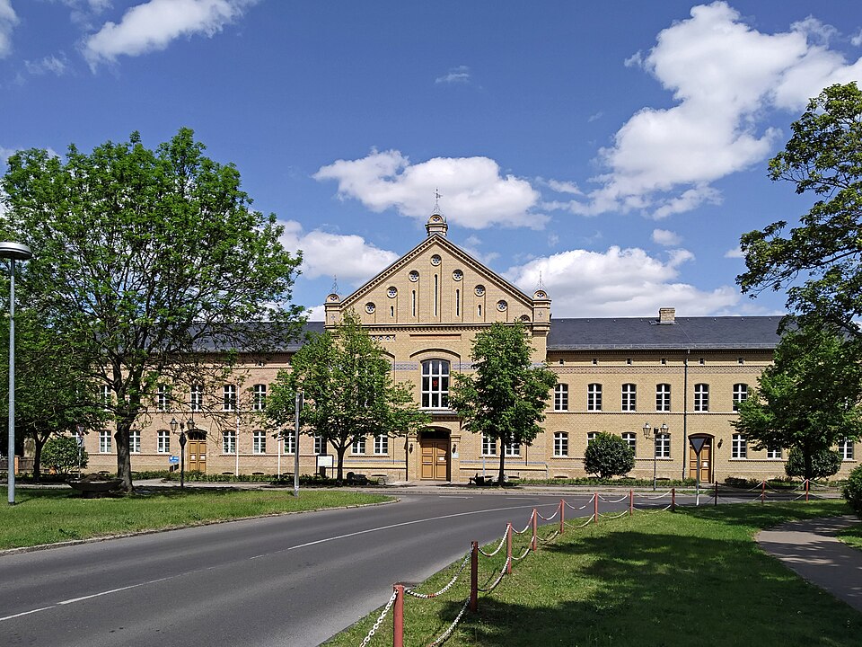Umzug von Wriezen nach Zypern per Container: Wriezen Rathaus Taubstummenanstalt – Foto: Oberlausitzerin64, CC BY-SA 4.0, via Wikimedia Commons Umzug von Wriezen nach Zypern per Container: Wriezen Rathaus Taubstummenanstalt