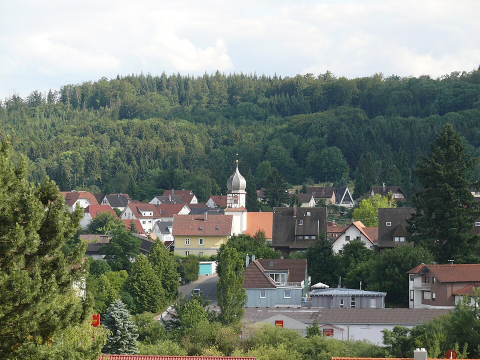 Umzug von Wüstenrot nach Zypern per Container: Ortskern, Ansicht von NNW in Wüstenrot – Foto: Roman Eisele, CC BY-SA 4.0, via Wikimedia Commons Umzug von Wüstenrot nach Zypern per Container: Ortskern, Ansicht von NNW in Wüstenrot