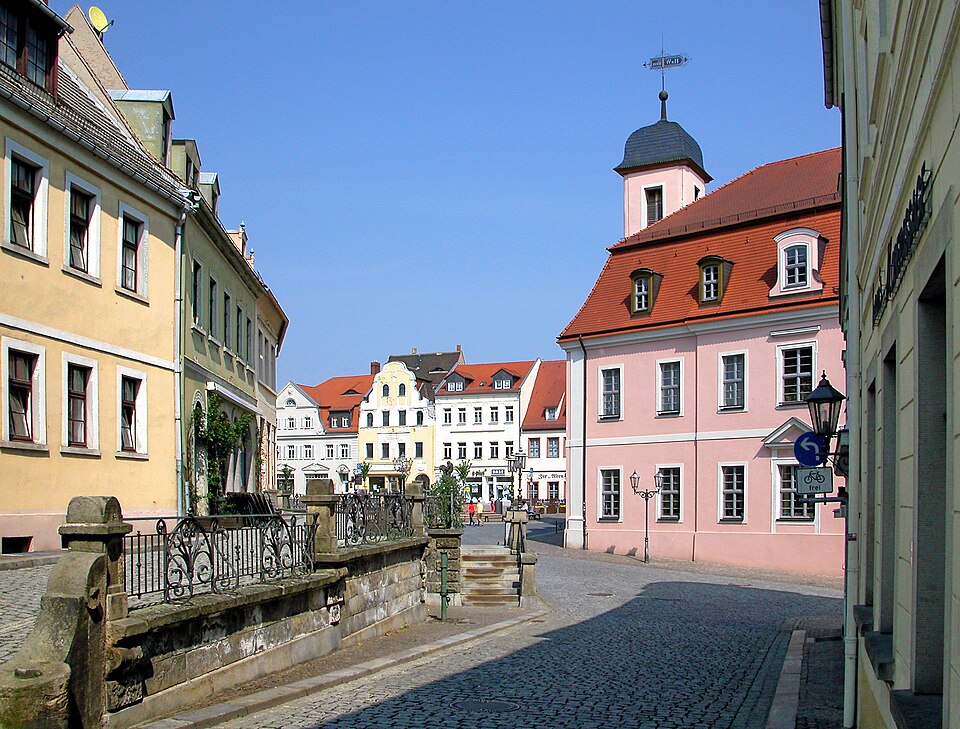 Umzug von Wurzen nach Zypern per Container: Wurzen Domgasse Markt Rathaus – Foto: Jörg Blobelt, CC BY-SA 4.0, via Wikimedia Commons Umzug von Wurzen nach Zypern per Container: Wurzen Domgasse Markt Rathaus
