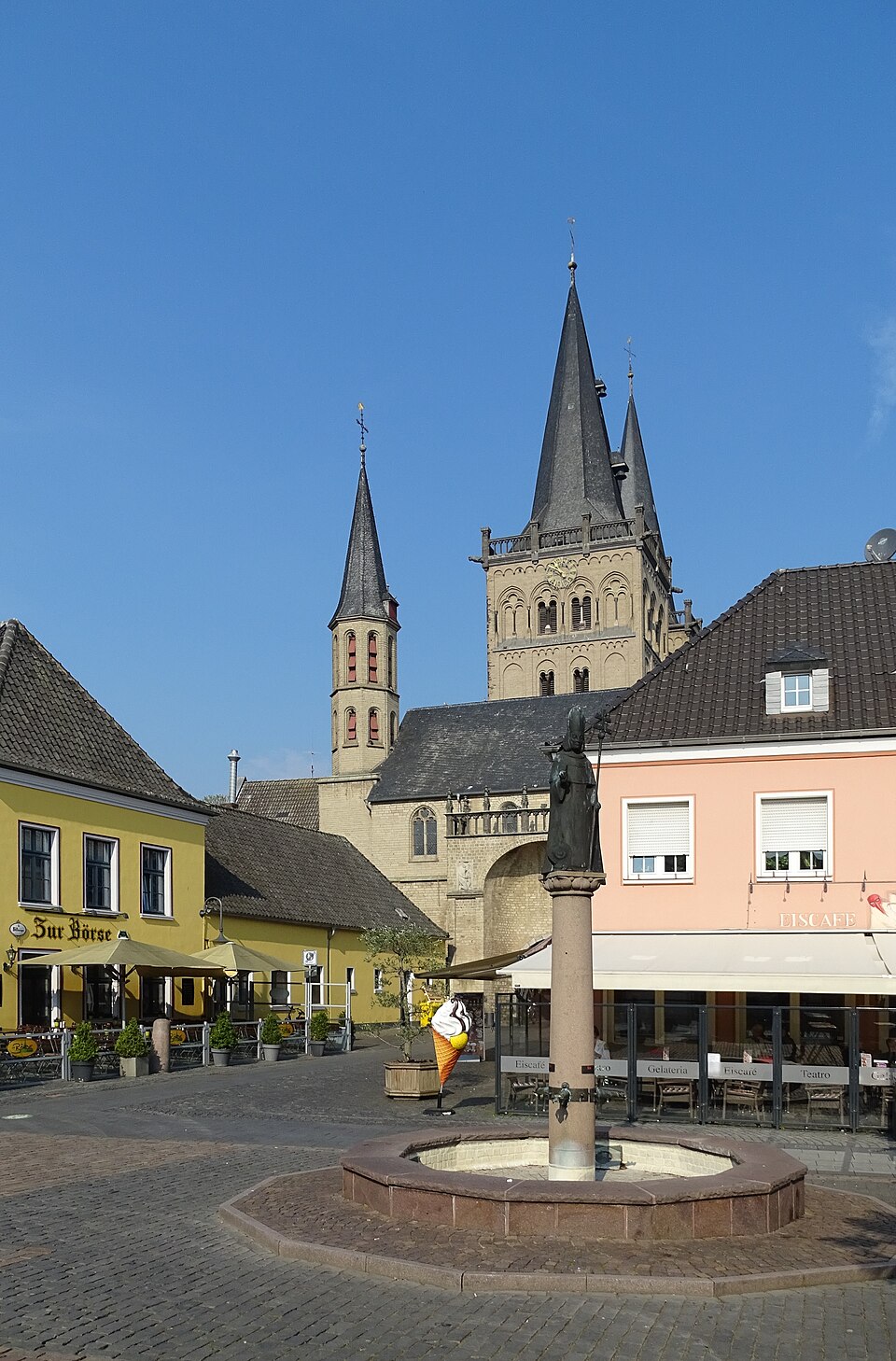 Umzug von Xanten nach Zypern per Container: Xanten markt Norbertbrunnen – Foto: Ad Meskens\nYou are free to use this picture for any purpose as long as you credit its author, Ad Meskens.\nExample: © Umzug von Xanten nach Zypern per Container: Xanten markt Norbertbrunnen