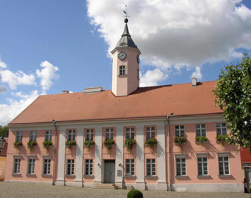 Umzug von Zehdenick nach Zypern per Container: Zehdenick town hall – Foto: Doris Antony, Berlin, CC BY-SA 3.0, via Wikimedia Commons Umzug von Zehdenick nach Zypern per Container: Zehdenick town hall