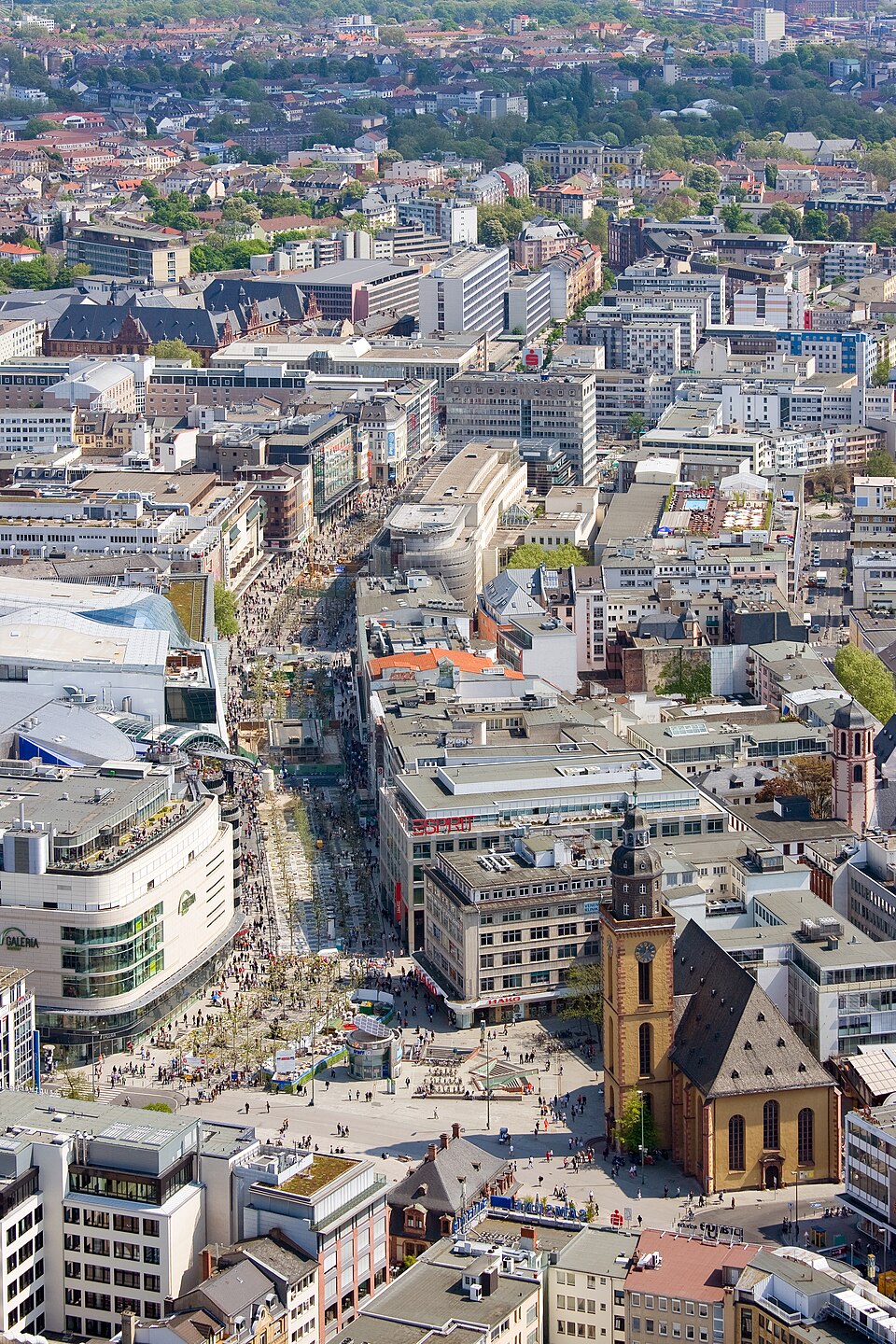 Umzug von Zeil nach Zypern per Container: Frankfurt Am Main-Zeil-vom Maintower aus gesehen – Foto: Mylius, CC BY-SA 3.0, via Wikimedia Commons Umzug von Zeil nach Zypern per Container: Frankfurt Am Main-Zeil-vom Maintower aus gesehen