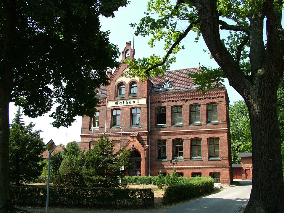 Umzug von Zeuthen nach Zypern per Container: Zeuthen Rathaus – Foto: Clemensfranz, CC BY 2.5, via Wikimedia Commons Umzug von Zeuthen nach Zypern per Container: Zeuthen Rathaus