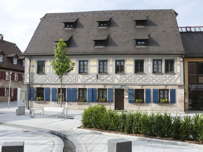 Umzug von Zirndorf nach Zypern per Container: Zirndorf museum klein – Foto: museum zirndorf, CC BY-SA 3.0, via Wikimedia Commons Umzug von Zirndorf nach Zypern per Container: Zirndorf museum klein