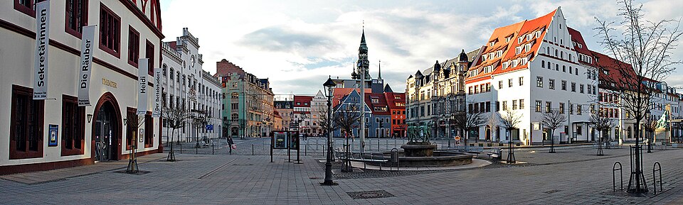 Umzug von Zwickau nach Zypern per Container: Zwickau Hauptmarkt Panorama – Foto: André Karwath aka Aka, CC BY-SA 2.5, via Wikimedia Commons Umzug von Zwickau nach Zypern per Container: Zwickau Hauptmarkt Panorama
